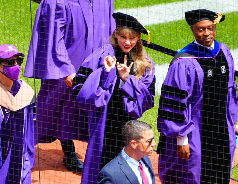 Taylor Swift at NYU Graduation Ceremony Class of 2022 — photo 231