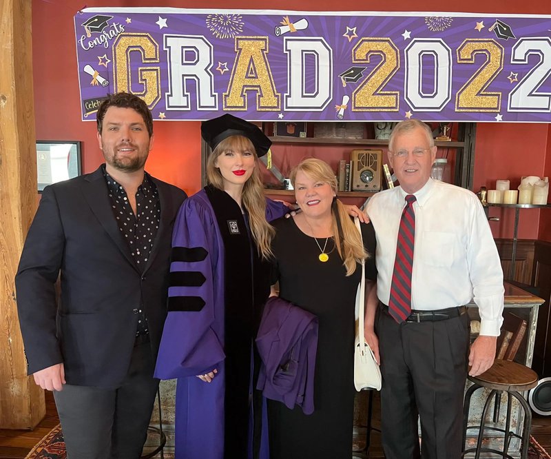 Taylor Swift at NYU Graduation Ceremony Class of 2022 — photo 232