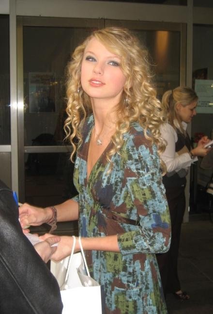 Taylor Swift — CW11  news — photo 1