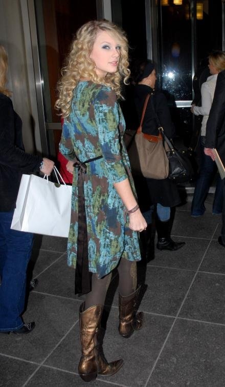 Taylor Swift — CW11  news — photo 2