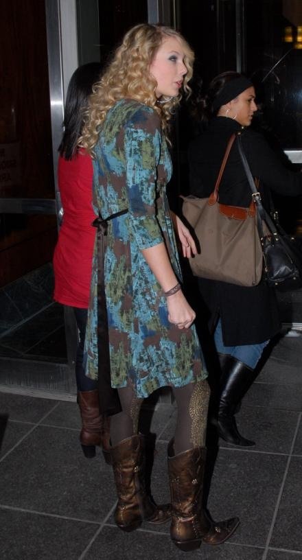 Taylor Swift — CW11  news — photo 9