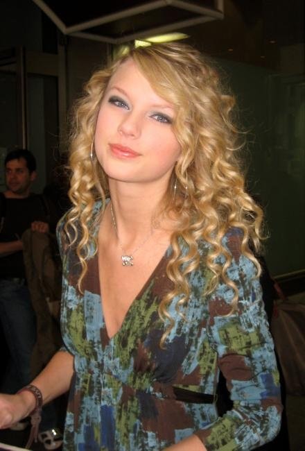 Taylor Swift — CW11  news — photo 10