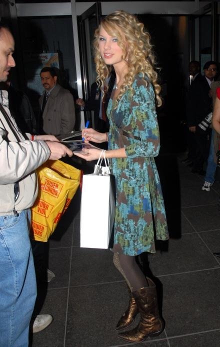 Taylor Swift — CW11  news — photo 13