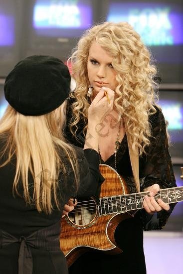 Taylor Swift — Fox — photo 6