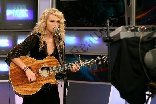 Taylor Swift — Fox — photo 8