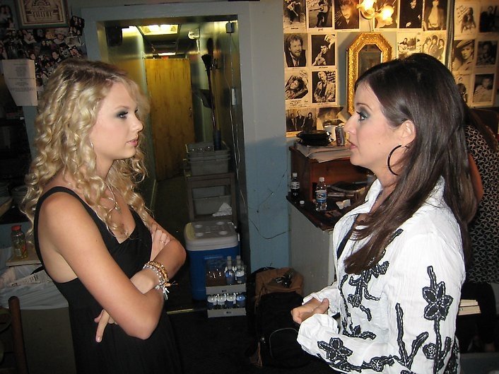 Taylor Swift — Taylor with GAC's Top 20 host Nan Kell — photo 1
