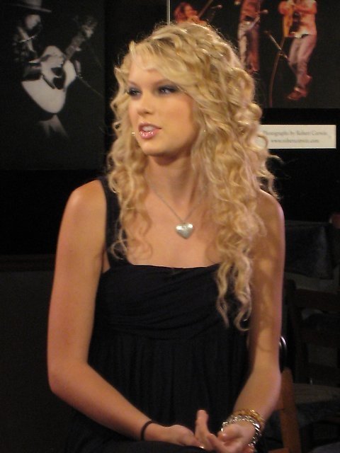 Taylor Swift — Taylor with GAC's Top 20 host Nan Kell — photo 8