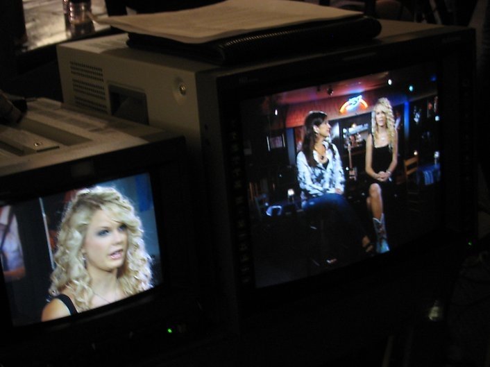 Taylor Swift — Taylor with GAC's Top 20 host Nan Kell — photo 9