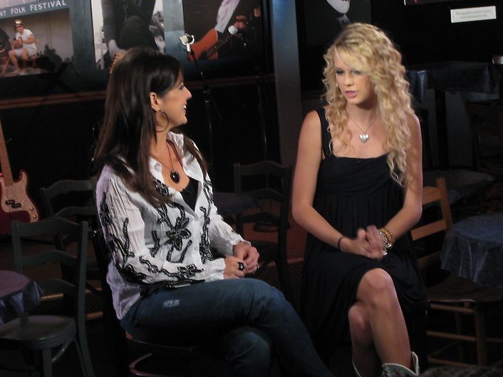 Taylor Swift — Taylor with GAC's Top 20 host Nan Kell — photo 11
