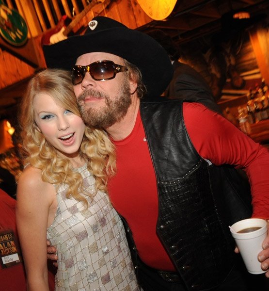 Taylor Swift — CMT "GIANTS" Honoring Alan Jackson — photo 5