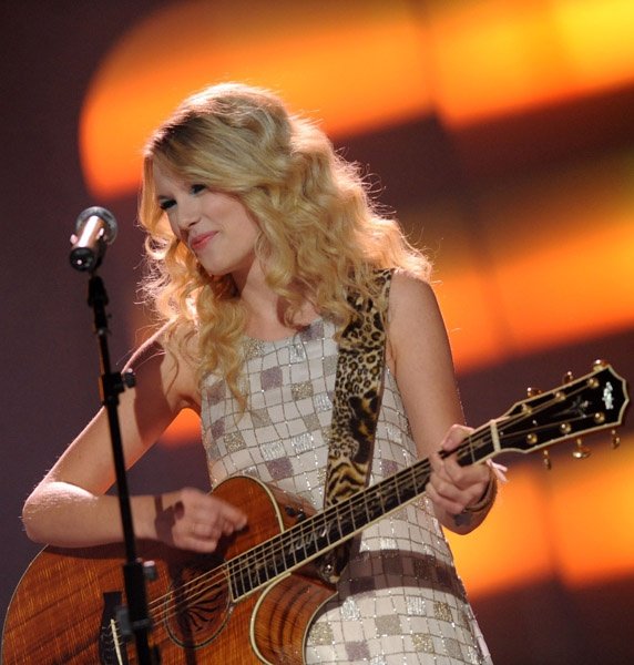Taylor Swift — CMT "GIANTS" Honoring Alan Jackson — photo 7