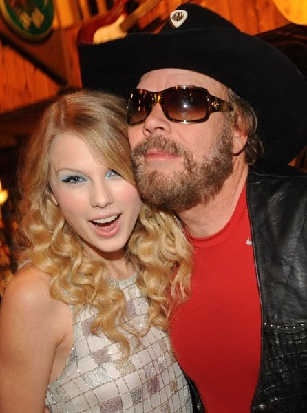 Taylor Swift — CMT "GIANTS" Honoring Alan Jackson — photo 29