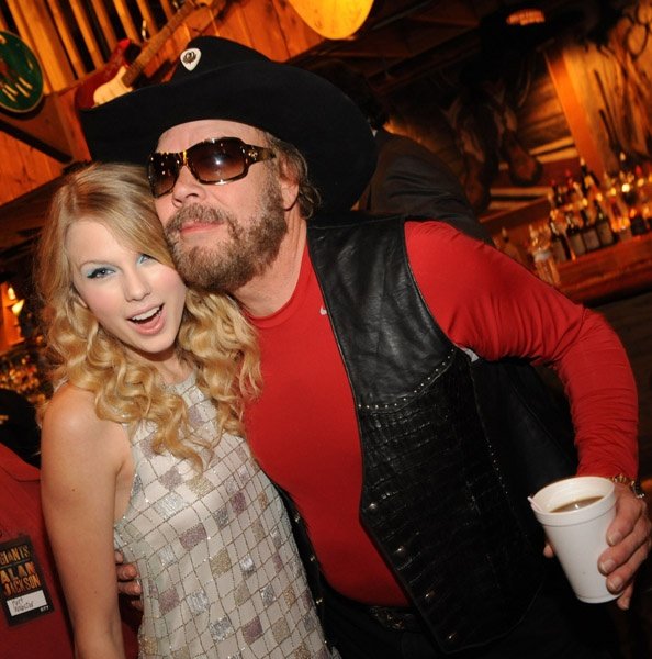 Taylor Swift — CMT "GIANTS" Honoring Alan Jackson — photo 30