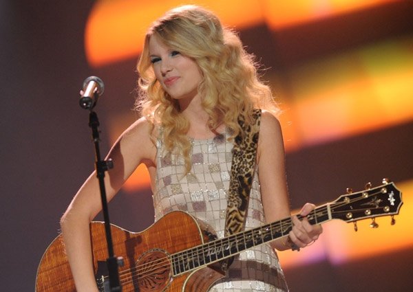 Taylor Swift — CMT "GIANTS" Honoring Alan Jackson — photo 31