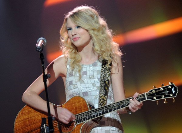 Taylor Swift — CMT "GIANTS" Honoring Alan Jackson — photo 32