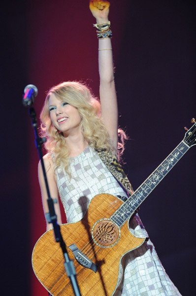 Taylor Swift — CMT "GIANTS" Honoring Alan Jackson — photo 35