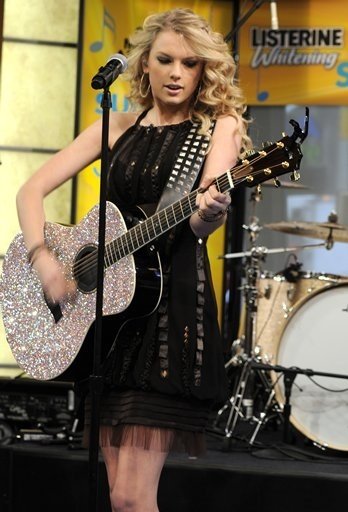 Taylor Swift — Good Morning America (April 2008) — photo 3