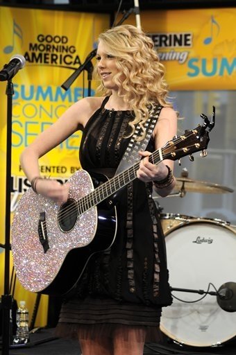 Taylor Swift — Good Morning America (April 2008) — photo 5