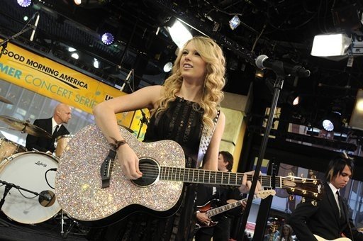 Taylor Swift — Good Morning America (April 2008) — photo 7