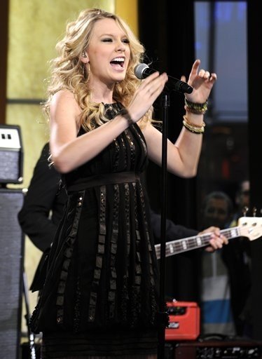 Taylor Swift — Good Morning America (April 2008) — photo 9