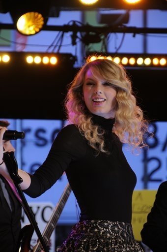 Taylor Swift — Good Morning America (November 2008) — photo 2