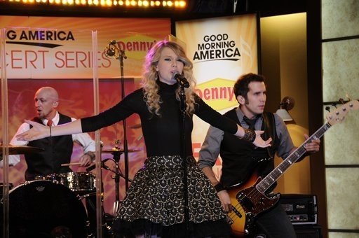 Taylor Swift — Good Morning America (November 2008) — photo 4