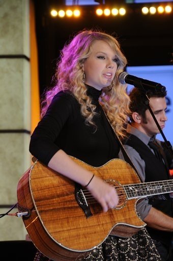 Taylor Swift — Good Morning America (November 2008) — photo 5