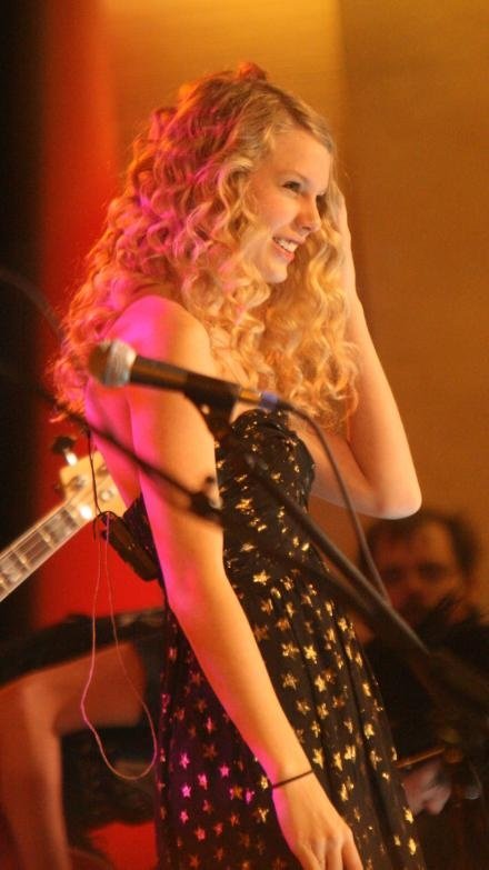 Taylor Swift — Good Morning America (November 2008) — photo 9