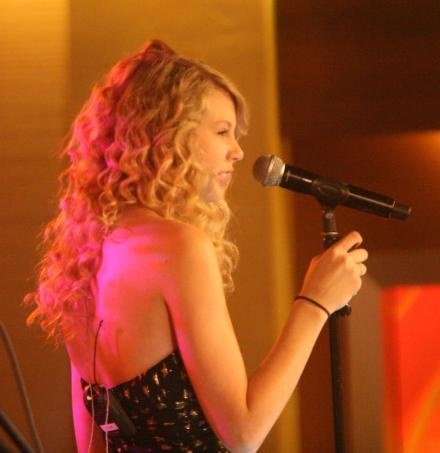 Taylor Swift — Good Morning America (November 2008) — photo 10