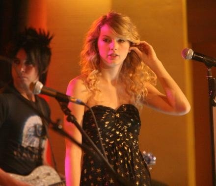 Taylor Swift — Good Morning America (November 2008) — photo 11
