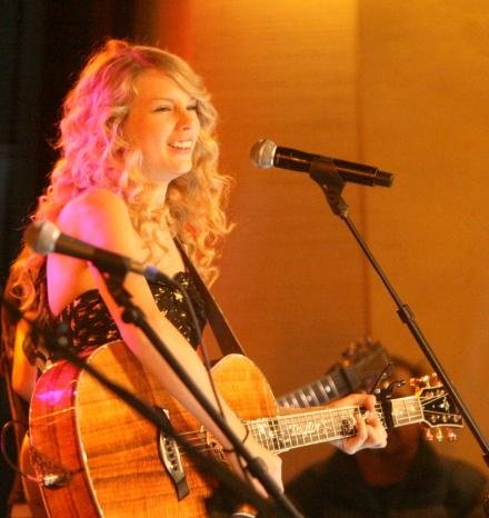 Taylor Swift — Good Morning America (November 2008) — photo 13