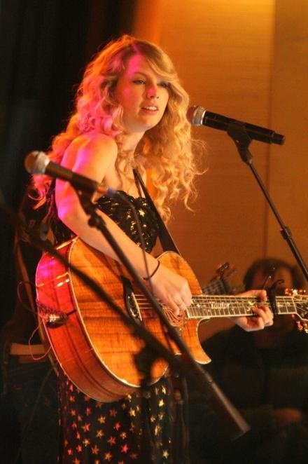 Taylor Swift — Good Morning America (November 2008) — photo 14