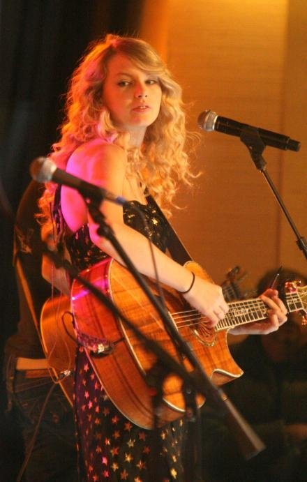 Taylor Swift — Good Morning America (November 2008) — photo 15