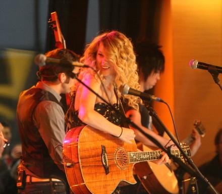 Taylor Swift — Good Morning America (November 2008) — photo 16