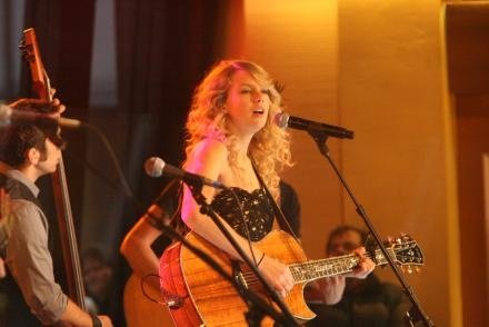 Taylor Swift — Good Morning America (November 2008) — photo 17
