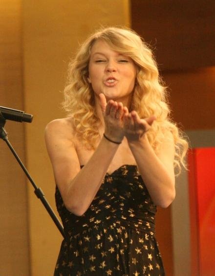 Taylor Swift — Good Morning America (November 2008) — photo 21