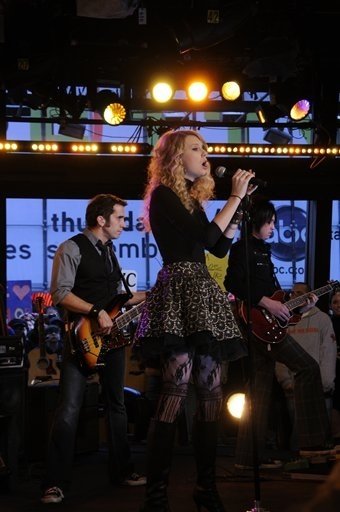 Taylor Swift — Good Morning America (November 2008) — photo 30