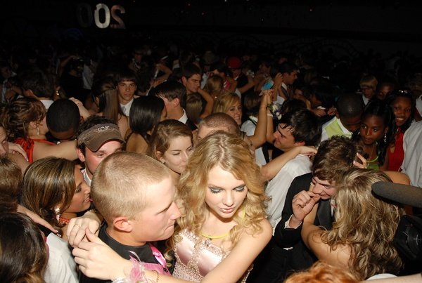 Taylor Swift — Once Upon a Prom — photo 3