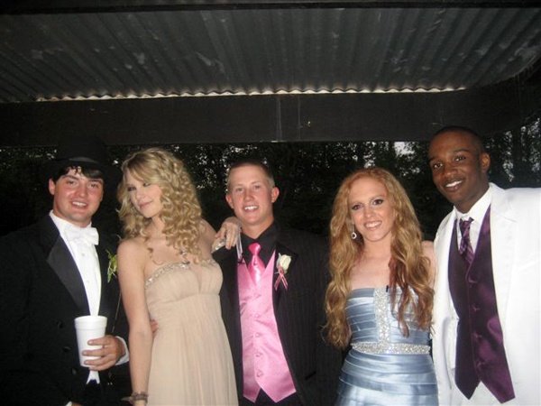 Taylor Swift — Once Upon a Prom — photo 4