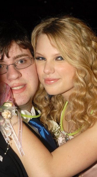 Taylor Swift — Once Upon a Prom — photo 5