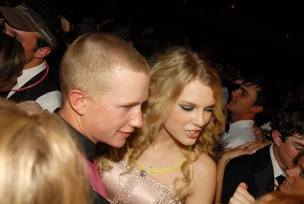 Taylor Swift — Once Upon a Prom — photo 7