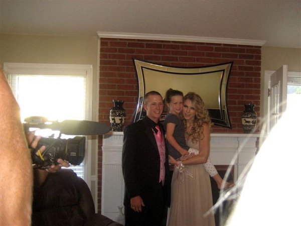 Taylor Swift — Once Upon a Prom — photo 11