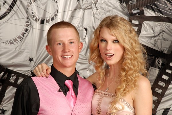 Taylor Swift — Once Upon a Prom — photo 12