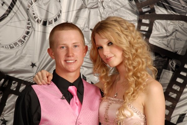 Taylor Swift — Once Upon a Prom — photo 13