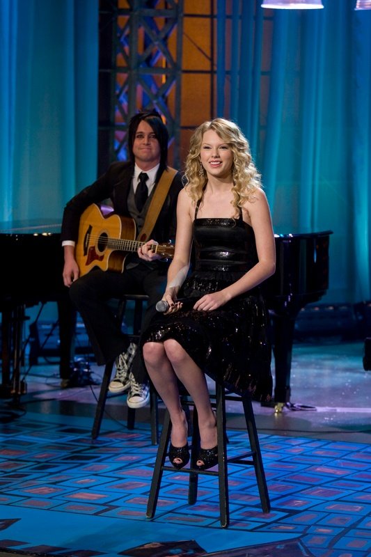Taylor Swift — The tonight Show with JayLeno (december 08) — photo 6