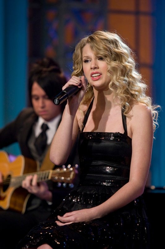 Taylor Swift — The tonight Show with JayLeno (december 08) — photo 8