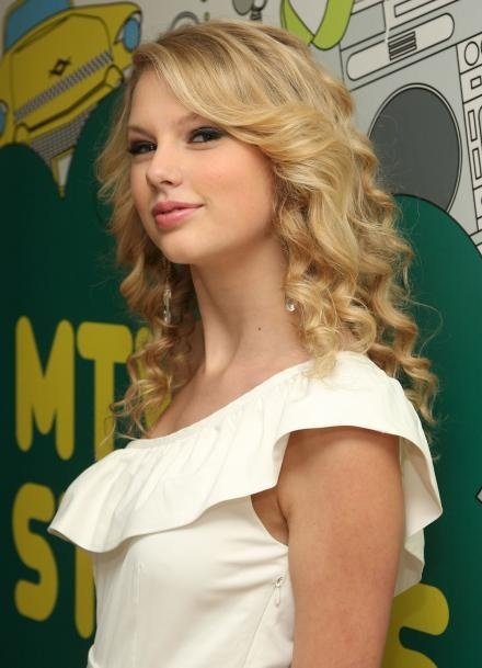 Taylor Swift — TRL (June 16th 08) — photo 20