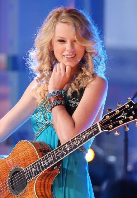 Taylor Swift — TRL (June 18th 08) — photo 12