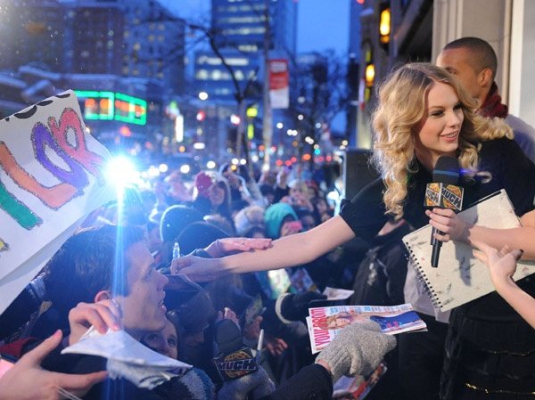 Taylor Swift — eTalk — photo 15