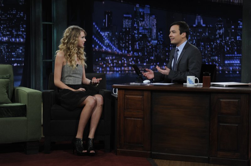Taylor Swift — Late Night with Jimmy Fallon - November 2 — photo 2
